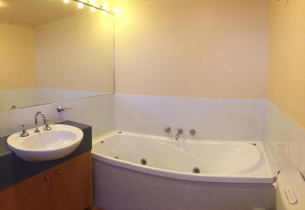 Horizons Beachfront Apartment Порт-Фері Екстер'єр фото